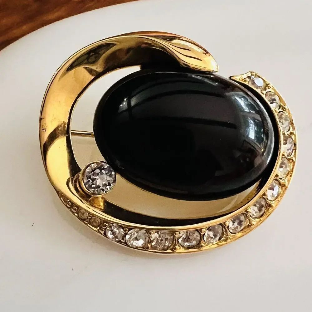 Vintage Crown Trifari Brooch Gold Tone Black Cabochon Rhinestones Mcm Swirl 4183